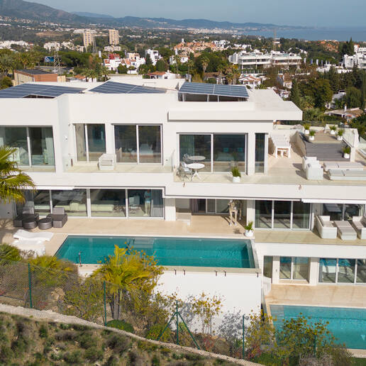 Villa exclusive nouvellement construite avec deux piscines et vue côtière ouverte