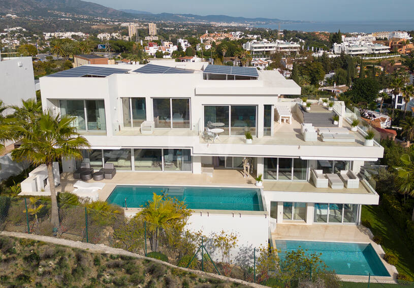 Villa exclusive nouvellement construite avec deux piscines et vue côtière ouverte