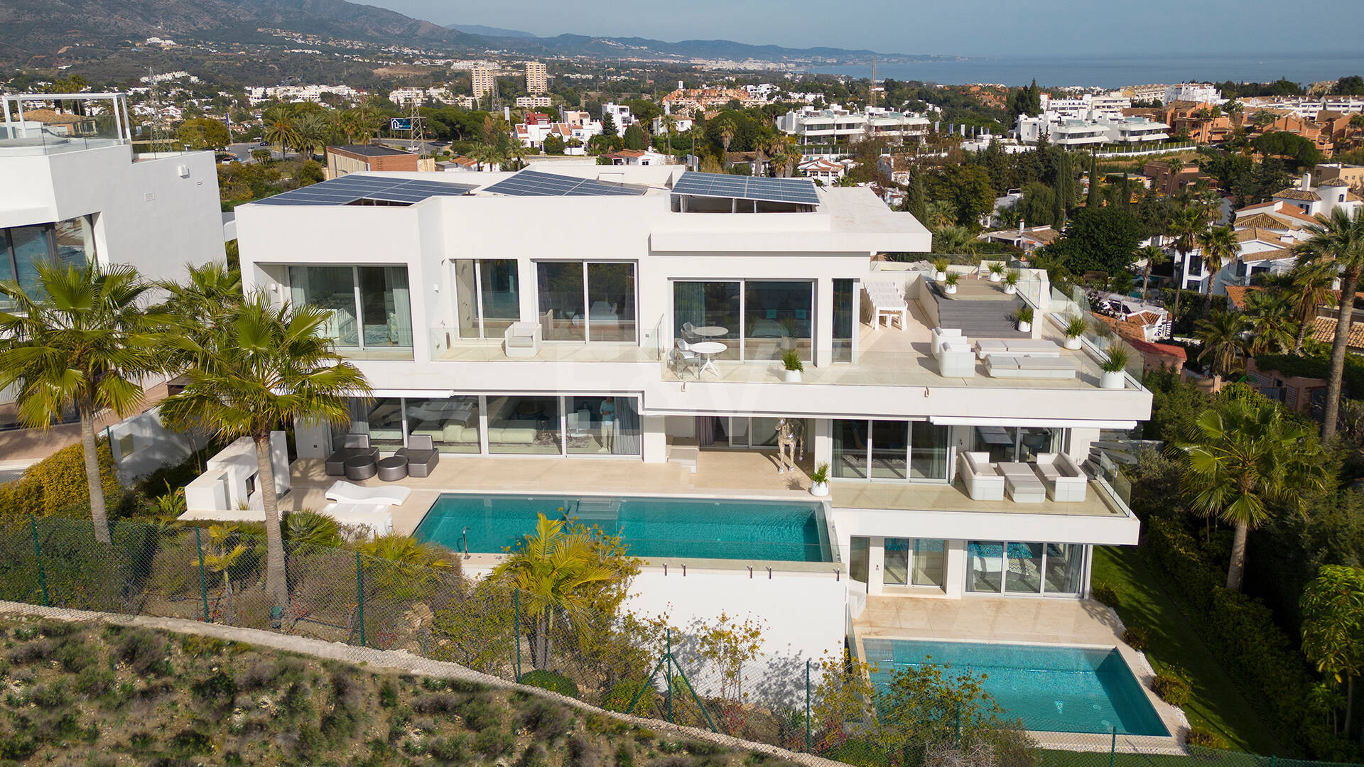 Villa exclusive nouvellement construite avec deux piscines et vue côtière ouverte