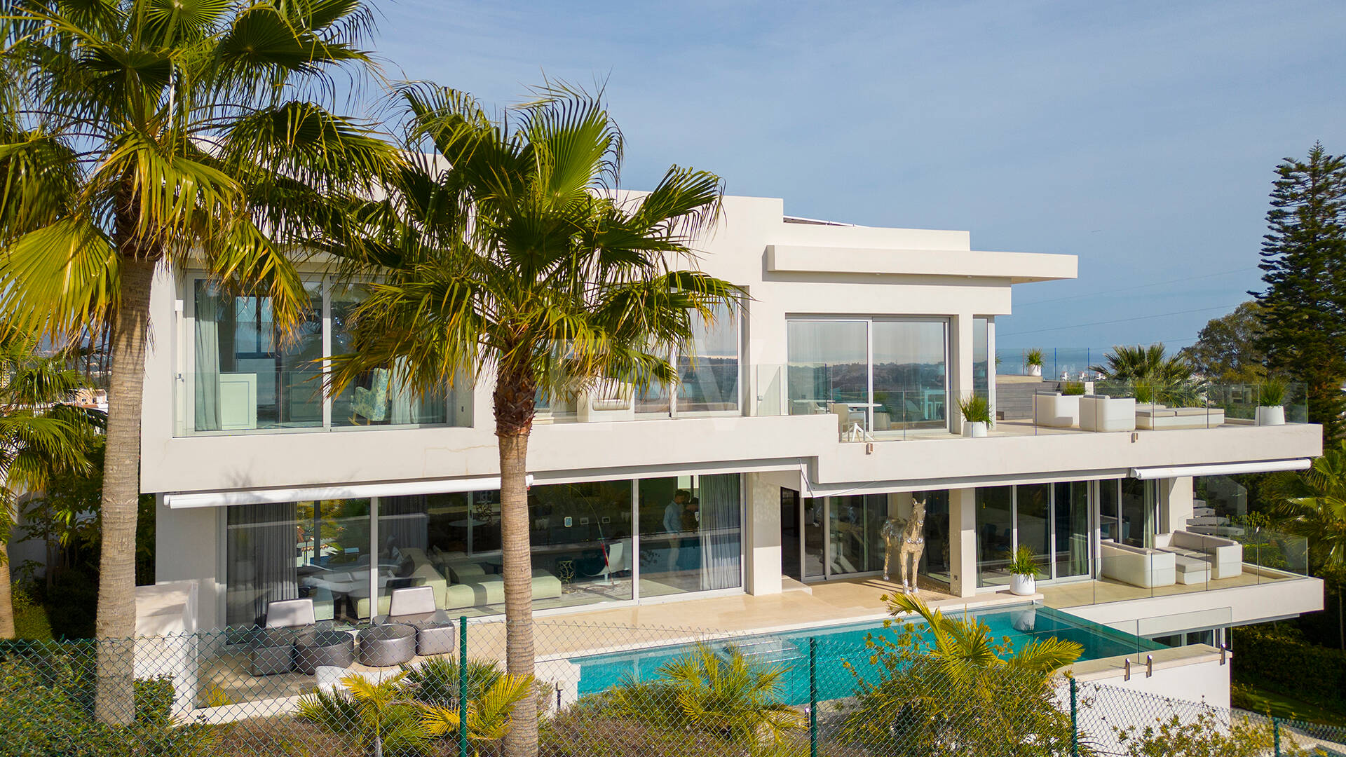 Villa exclusive nouvellement construite avec deux piscines et vue côtière ouverte