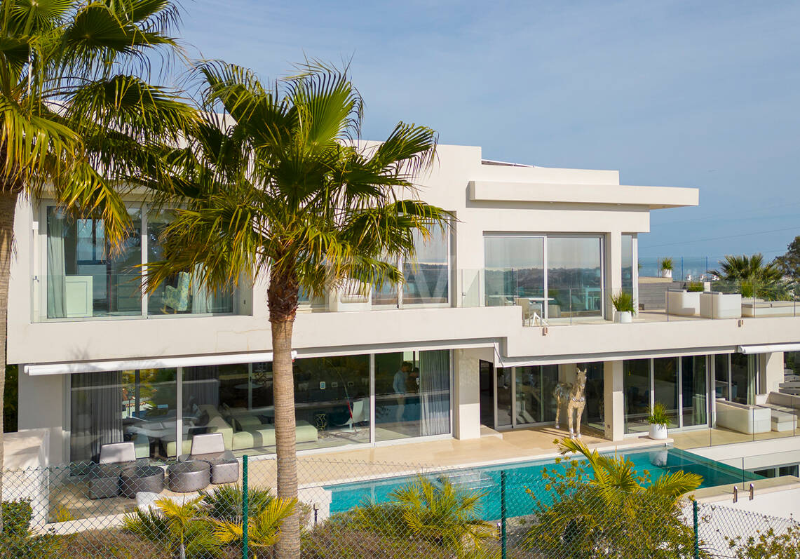 Villa exclusive nouvellement construite avec deux piscines et vue côtière ouverte