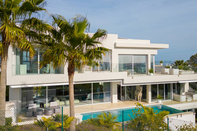 Villa exclusive nouvellement construite avec deux piscines et vue côtière ouverte