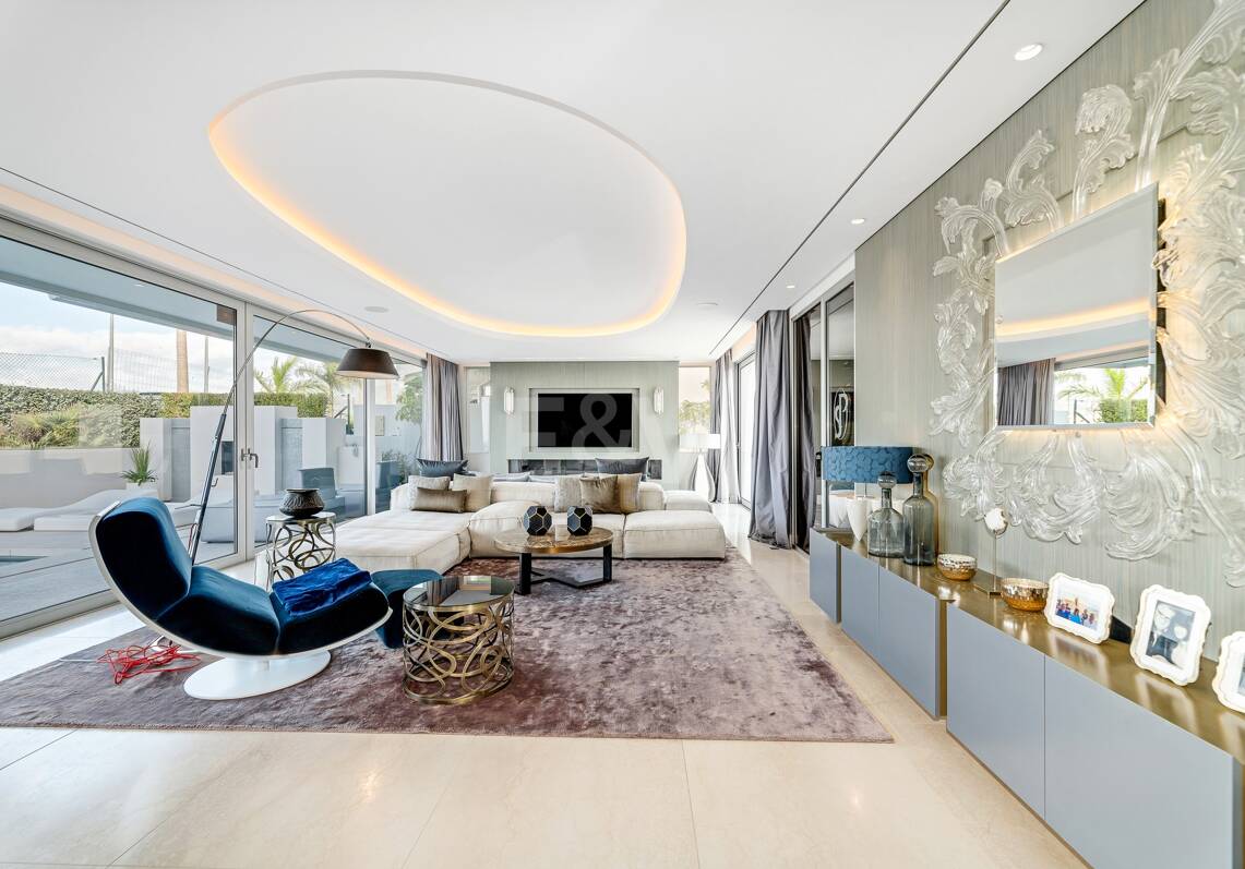 Villa exclusive nouvellement construite avec deux piscines et vue côtière ouverte