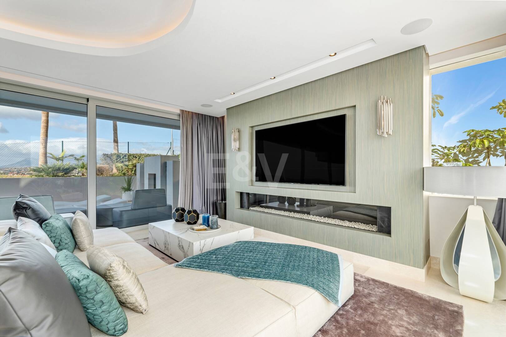 Exklusive, neu erbaute Villa mit zwei Pools und freiem Blick auf die Küste