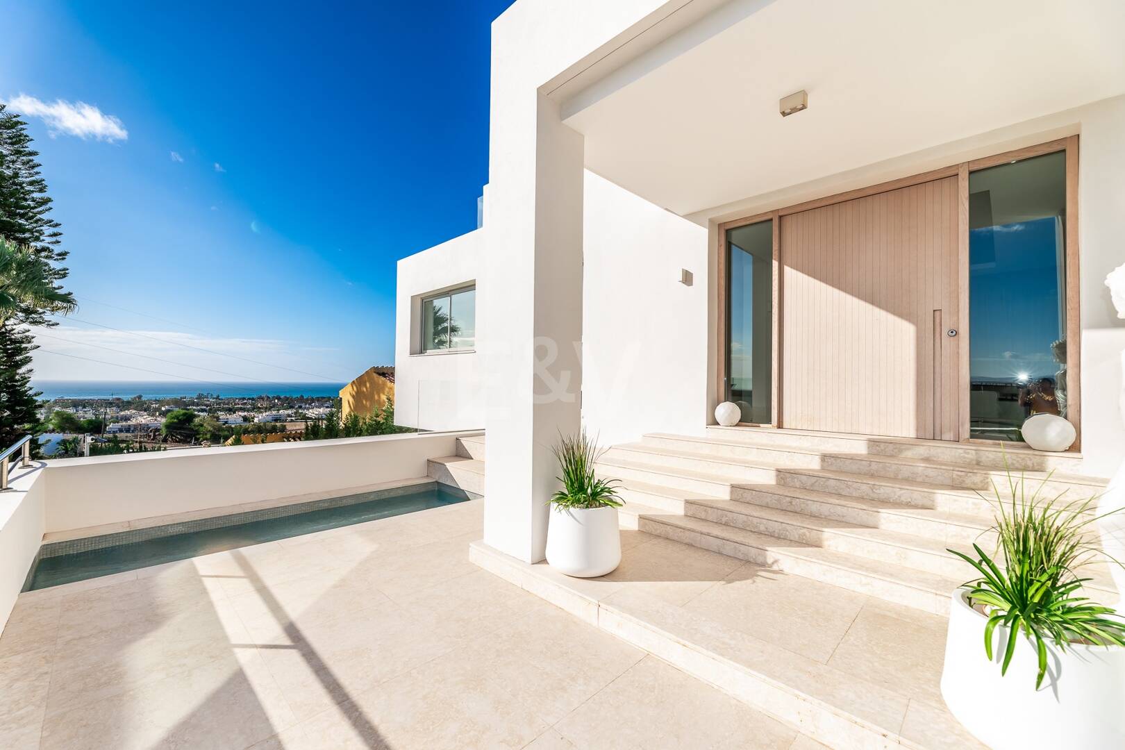 Exklusive, neu erbaute Villa mit zwei Pools und freiem Blick auf die Küste