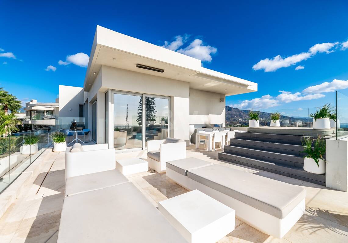 Villa exclusive nouvellement construite avec deux piscines et vue côtière ouverte