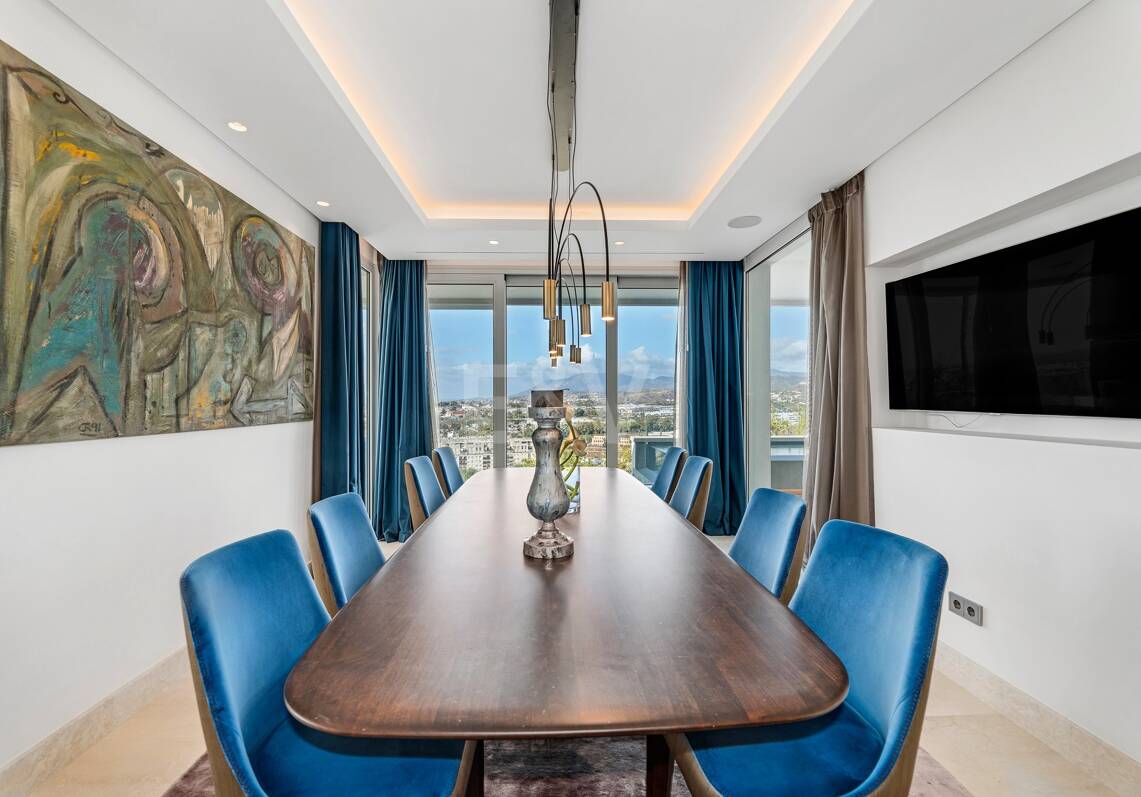 Villa exclusive nouvellement construite avec deux piscines et vue côtière ouverte