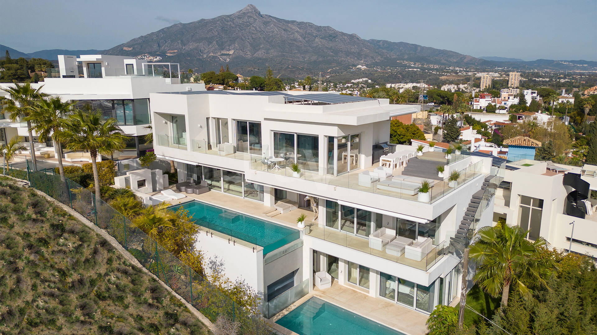 Villa exclusive nouvellement construite avec deux piscines et vue côtière ouverte