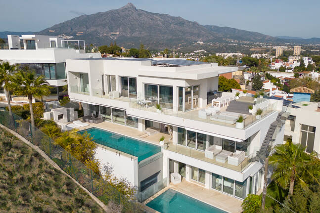 Villa exclusive nouvellement construite avec deux piscines et vue côtière ouverte