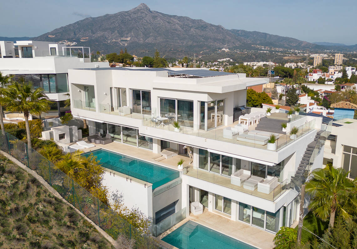 Villa exclusive nouvellement construite avec deux piscines et vue côtière ouverte