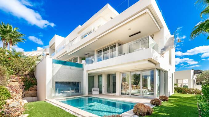 Villa exclusive nouvellement construite avec deux piscines et vue côtière ouverte