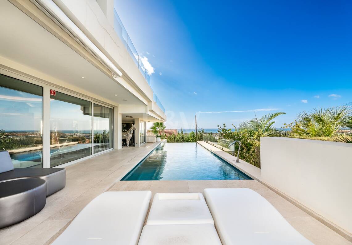 Villa exclusive nouvellement construite avec deux piscines et vue côtière ouverte