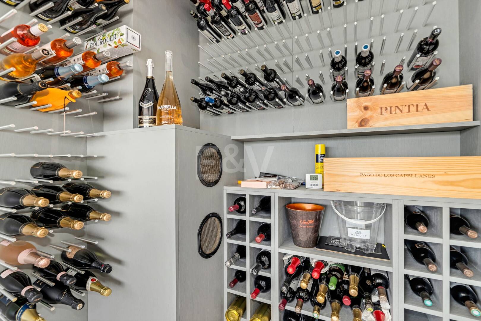 Exklusive, neu erbaute Villa mit zwei Pools und freiem Blick auf die Küste