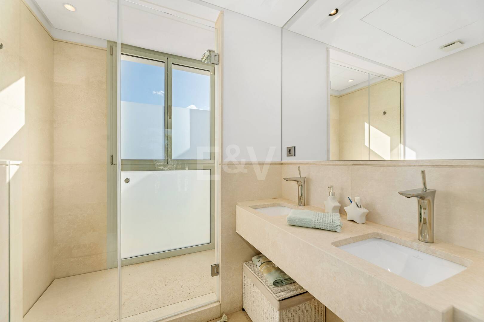 Exklusive, neu erbaute Villa mit zwei Pools und freiem Blick auf die Küste