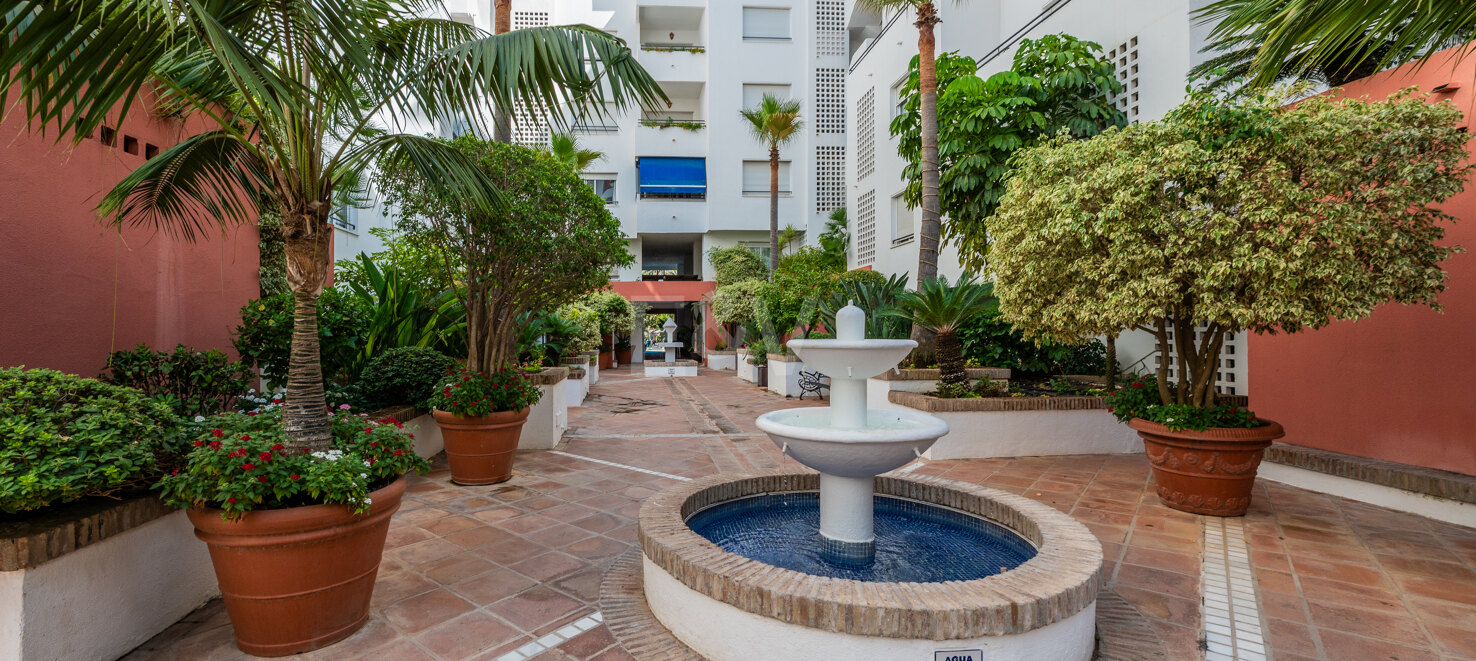 Beeindruckendes Penthouse mit 3 Schlafzimmern für Langzeitmiete in Medina Garden, Puerto Banús verfügbar.