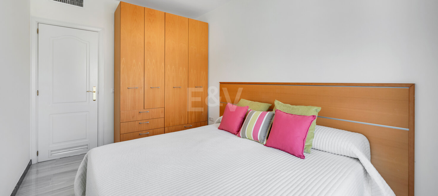 Beeindruckendes Penthouse mit 3 Schlafzimmern für Langzeitmiete in Medina Garden, Puerto Banús verfügbar.