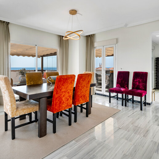 Beeindruckendes Penthouse mit 3 Schlafzimmern für Langzeitmiete in Medina Garden, Puerto Banús verfügbar.