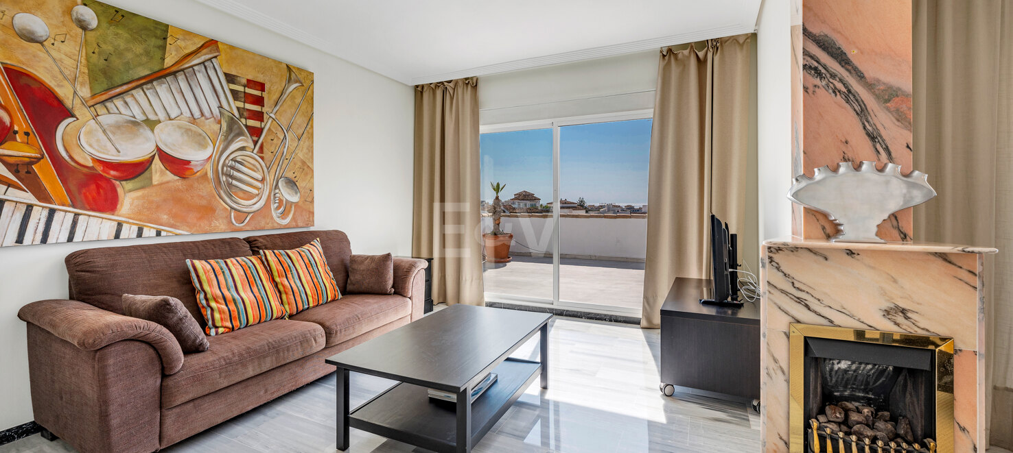 Beeindruckendes Penthouse mit 3 Schlafzimmern für Langzeitmiete in Medina Garden, Puerto Banús verfügbar.