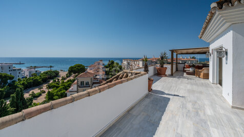 Beeindruckendes Penthouse mit 3 Schlafzimmern für Langzeitmiete in Medina Garden, Puerto Banús verfügbar.