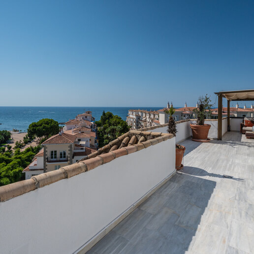 Beeindruckendes Penthouse mit 3 Schlafzimmern für Langzeitmiete in Medina Garden, Puerto Banús verfügbar.