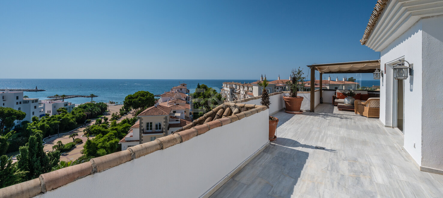 Beeindruckendes Penthouse mit 3 Schlafzimmern für Langzeitmiete in Medina Garden, Puerto Banús verfügbar.
