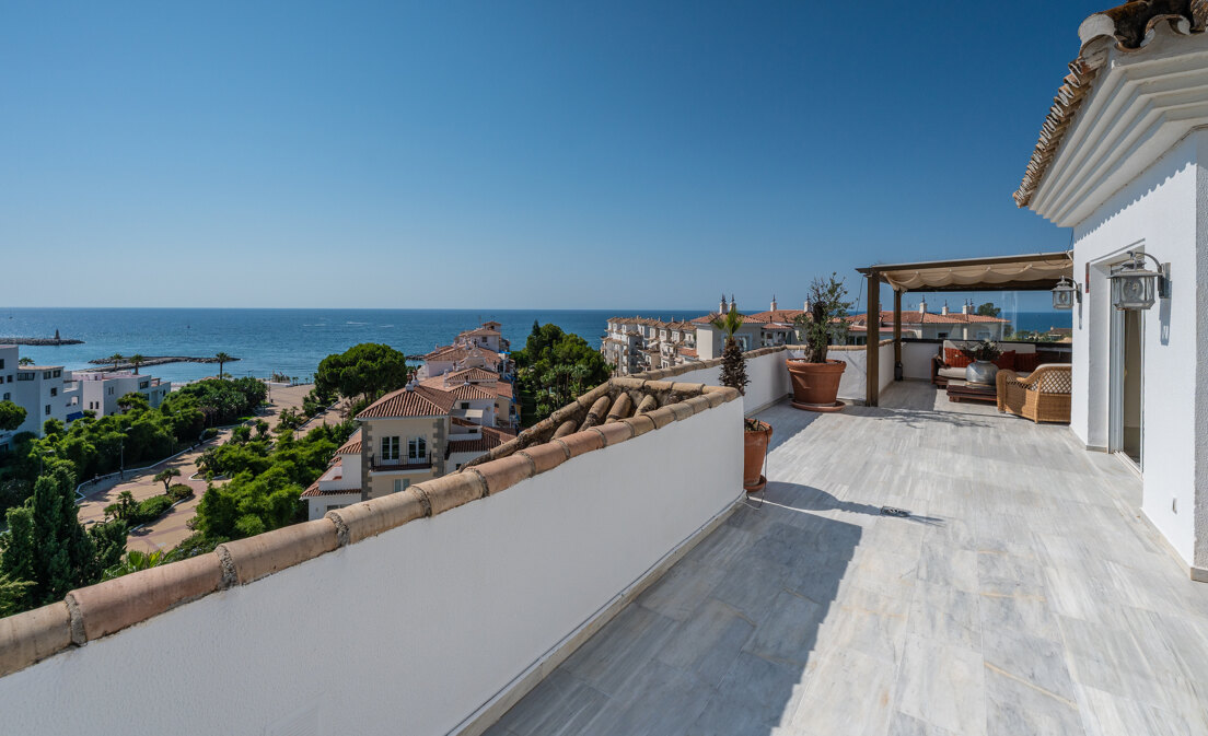 Impresionante ático de 3 habitaciones disponible para larga temporada en Medina Garden, Puerto Banús.