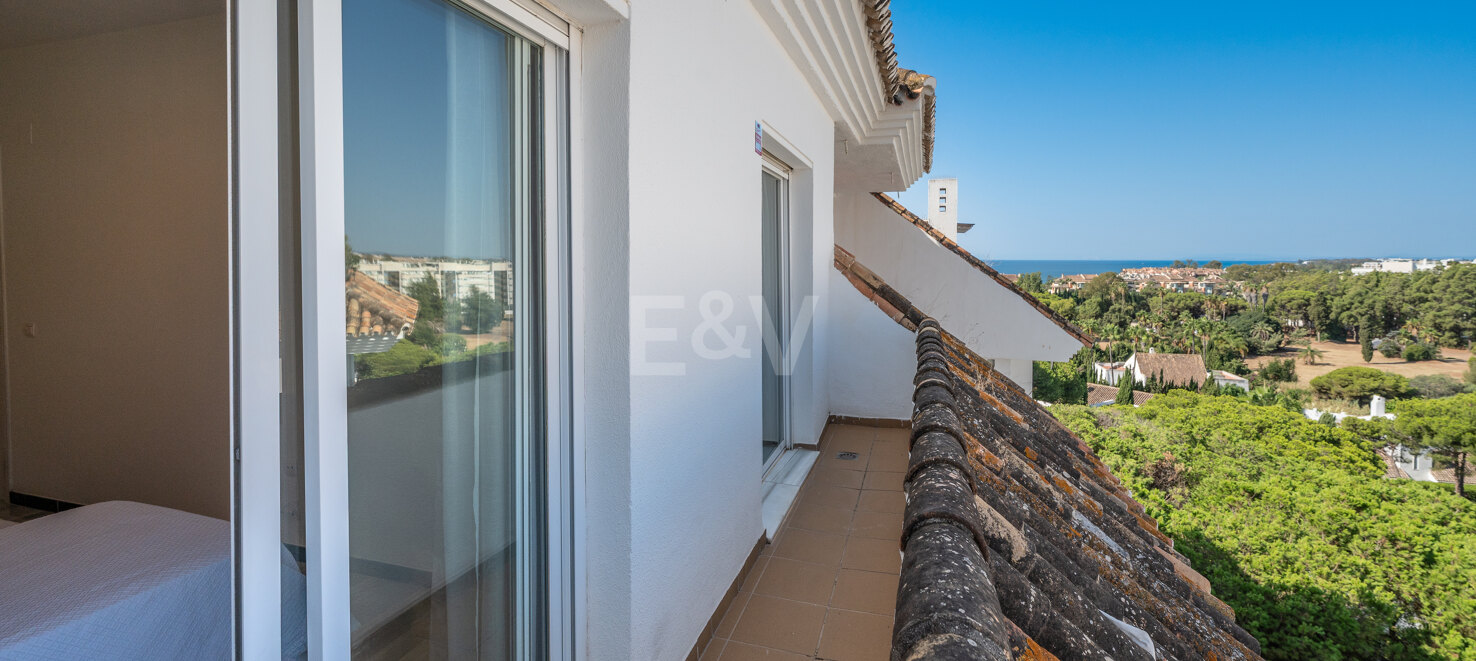 Beeindruckendes Penthouse mit 3 Schlafzimmern für Langzeitmiete in Medina Garden, Puerto Banús verfügbar.