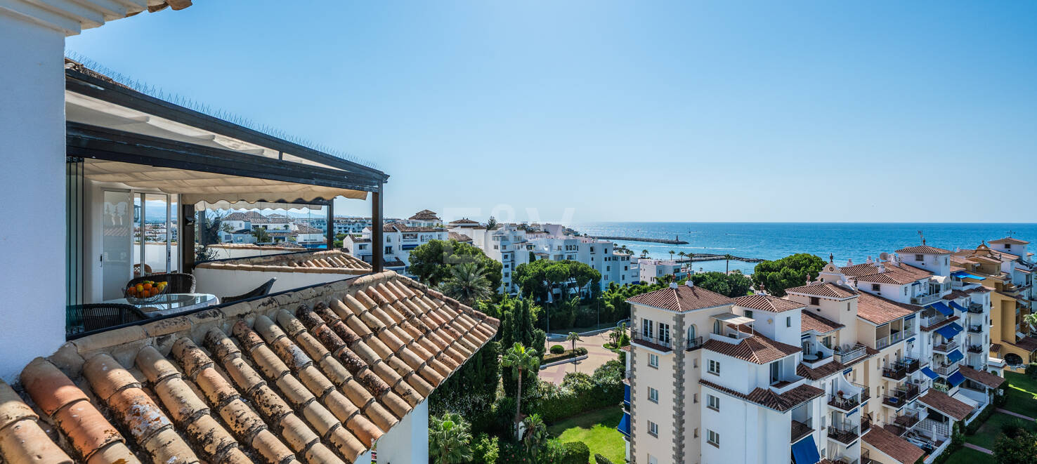 Beeindruckendes Penthouse mit 3 Schlafzimmern für Langzeitmiete in Medina Garden, Puerto Banús verfügbar.