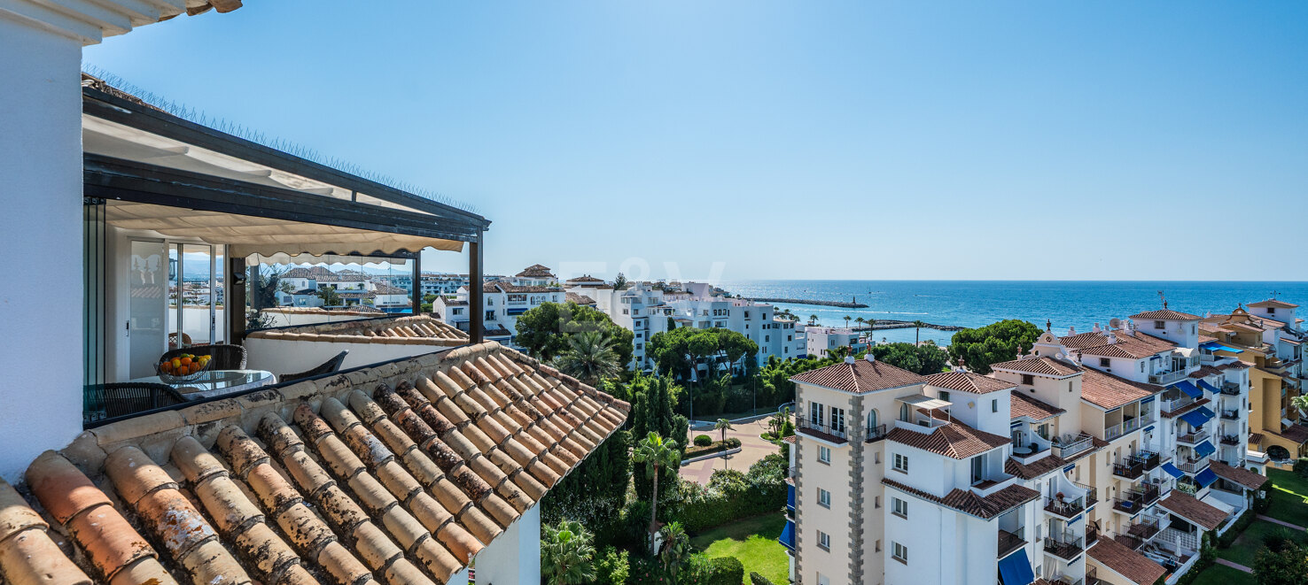 Beeindruckendes Penthouse mit 3 Schlafzimmern für Langzeitmiete in Medina Garden, Puerto Banús verfügbar.