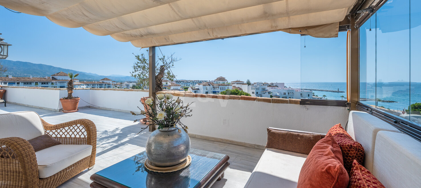 Beeindruckendes Penthouse mit 3 Schlafzimmern für Langzeitmiete in Medina Garden, Puerto Banús verfügbar.