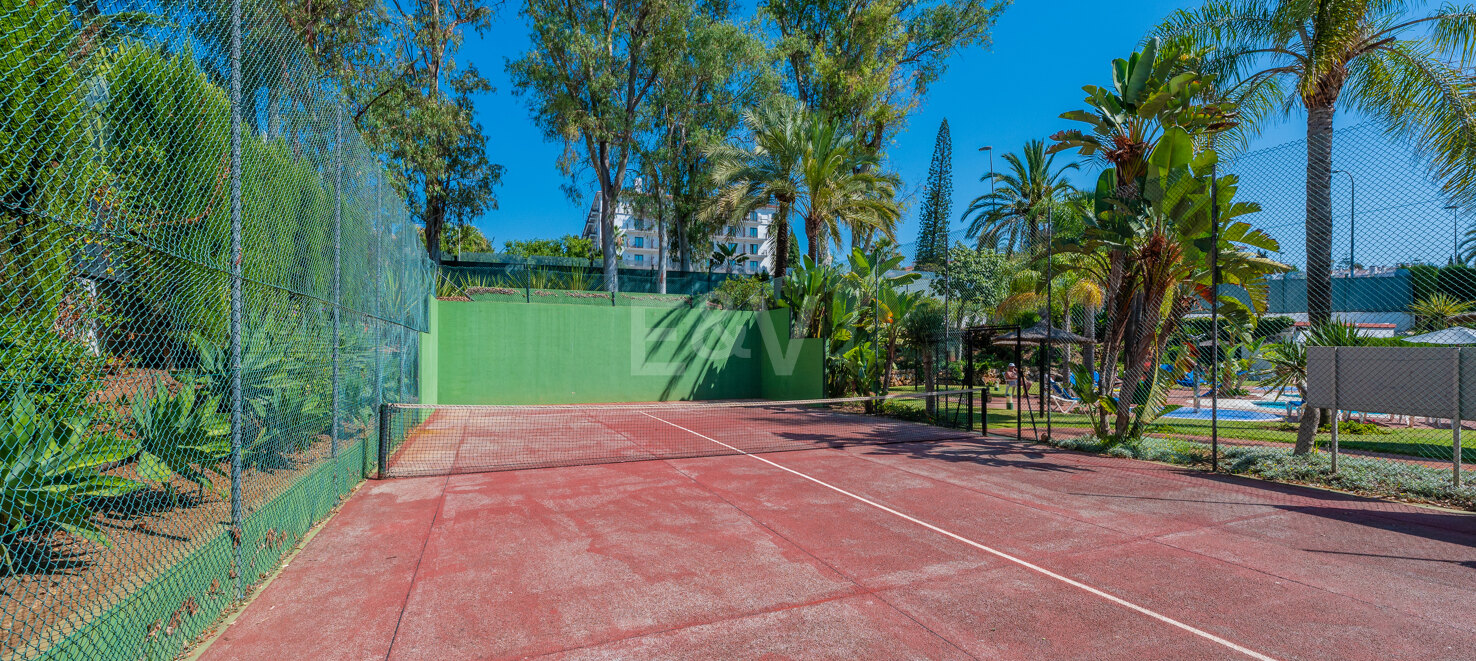 Beeindruckendes Penthouse mit 3 Schlafzimmern für Langzeitmiete in Medina Garden, Puerto Banús verfügbar.