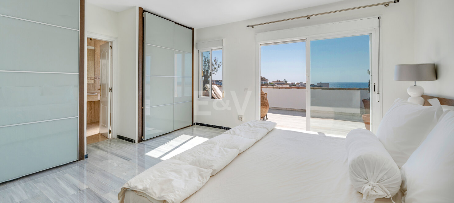 Beeindruckendes Penthouse mit 3 Schlafzimmern für Langzeitmiete in Medina Garden, Puerto Banús verfügbar.