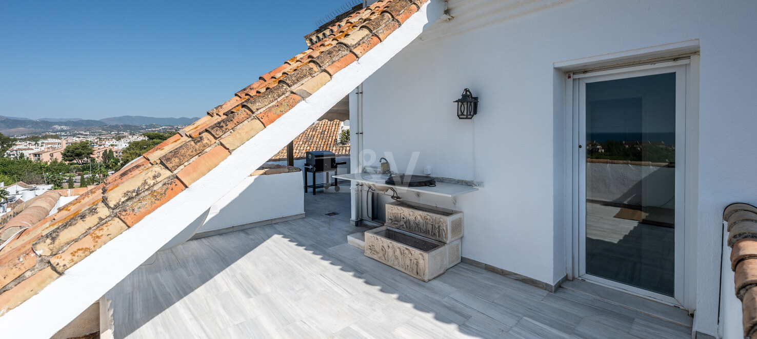 Beeindruckendes Penthouse mit 3 Schlafzimmern für Langzeitmiete in Medina Garden, Puerto Banús verfügbar.