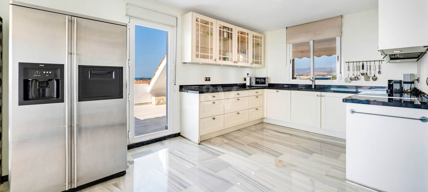 Beeindruckendes Penthouse mit 3 Schlafzimmern für Langzeitmiete in Medina Garden, Puerto Banús verfügbar.