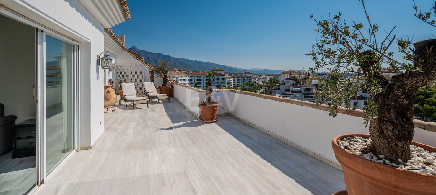 Beeindruckendes Penthouse mit 3 Schlafzimmern für Langzeitmiete in Medina Garden, Puerto Banús verfügbar.