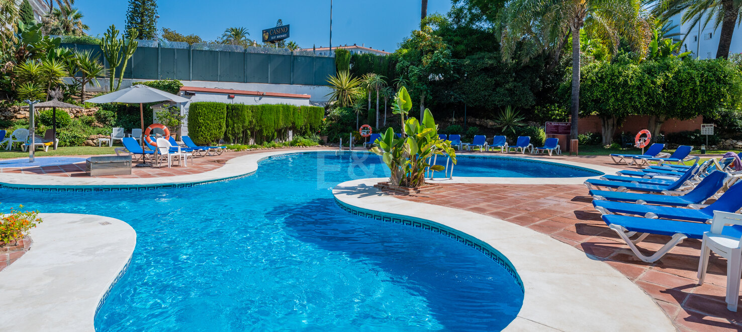 Beeindruckendes Penthouse mit 3 Schlafzimmern für Langzeitmiete in Medina Garden, Puerto Banús verfügbar.