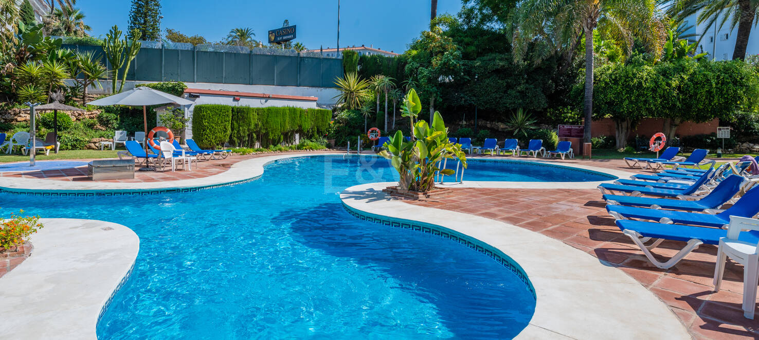 Beeindruckendes Penthouse mit 3 Schlafzimmern für Langzeitmiete in Medina Garden, Puerto Banús verfügbar.