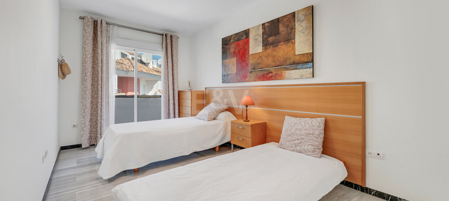 Beeindruckendes Penthouse mit 3 Schlafzimmern für Langzeitmiete in Medina Garden, Puerto Banús verfügbar.