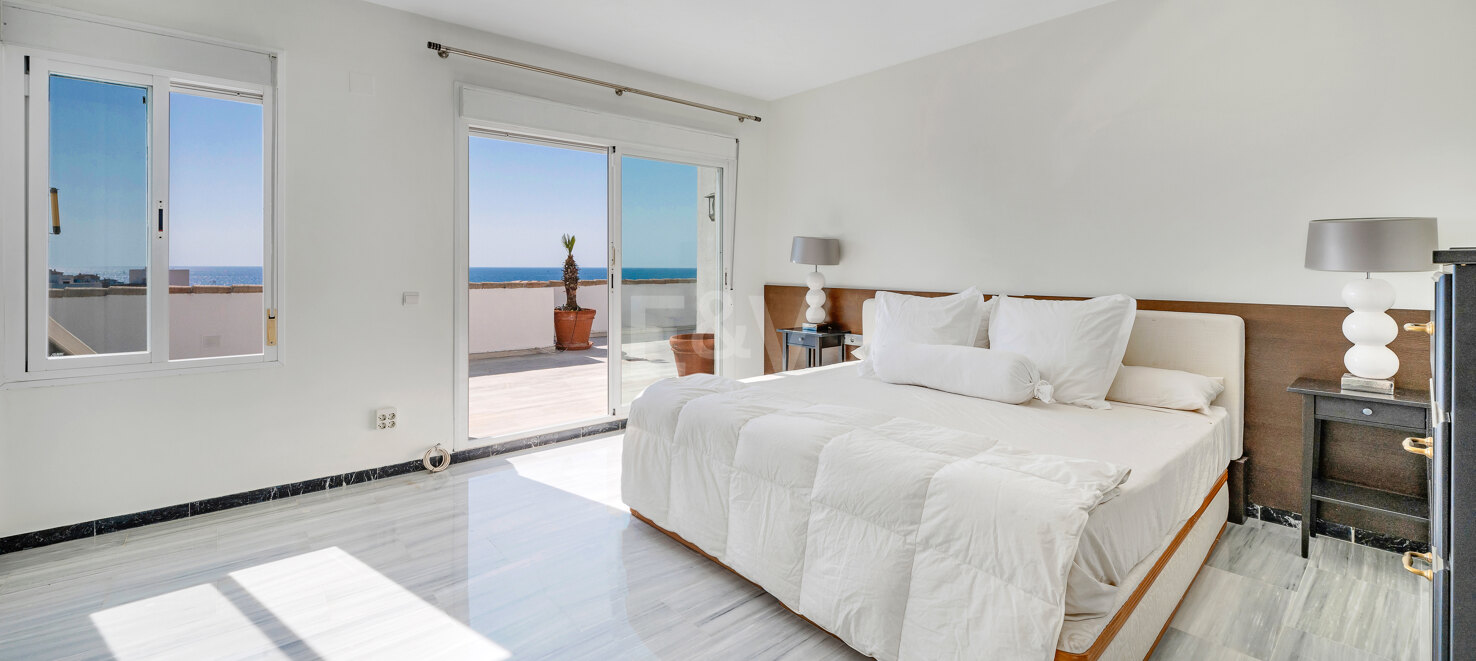 Beeindruckendes Penthouse mit 3 Schlafzimmern für Langzeitmiete in Medina Garden, Puerto Banús verfügbar.