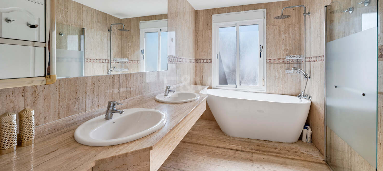 Beeindruckendes Penthouse mit 3 Schlafzimmern für Langzeitmiete in Medina Garden, Puerto Banús verfügbar.