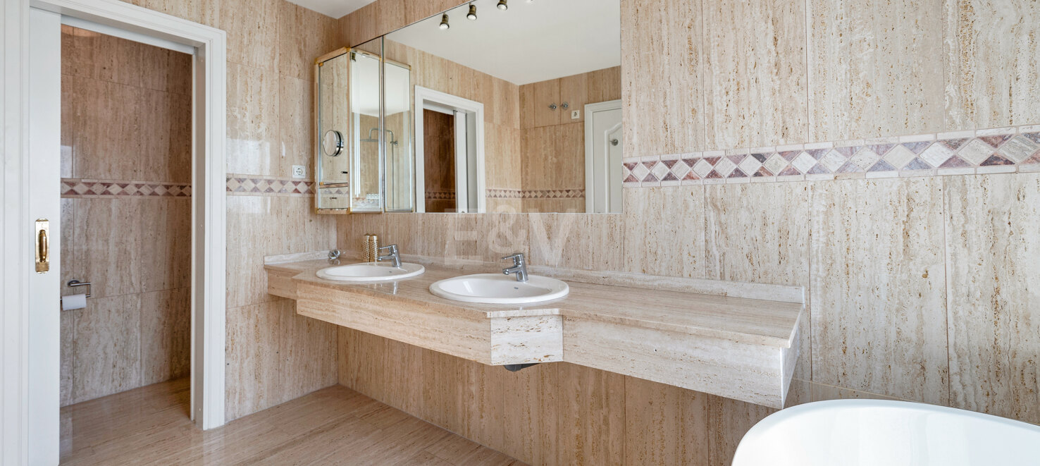 Beeindruckendes Penthouse mit 3 Schlafzimmern für Langzeitmiete in Medina Garden, Puerto Banús verfügbar.