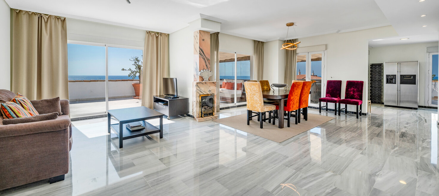 Beeindruckendes Penthouse mit 3 Schlafzimmern für Langzeitmiete in Medina Garden, Puerto Banús verfügbar.