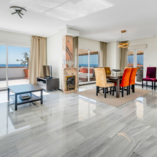 Beeindruckendes Penthouse mit 3 Schlafzimmern für Langzeitmiete in Medina Garden, Puerto Banús verfügbar.