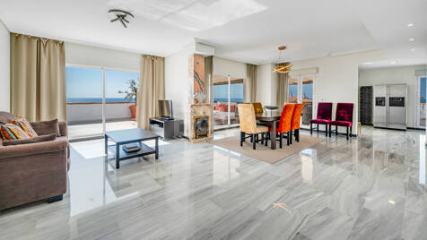 Beeindruckendes Penthouse mit 3 Schlafzimmern für Langzeitmiete in Medina Garden, Puerto Banús verfügbar.