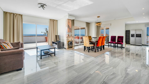 Beeindruckendes Penthouse mit 3 Schlafzimmern für Langzeitmiete in Medina Garden, Puerto Banús verfügbar.