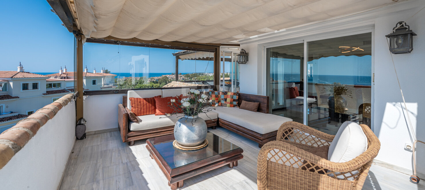 Beeindruckendes Penthouse mit 3 Schlafzimmern für Langzeitmiete in Medina Garden, Puerto Banús verfügbar.