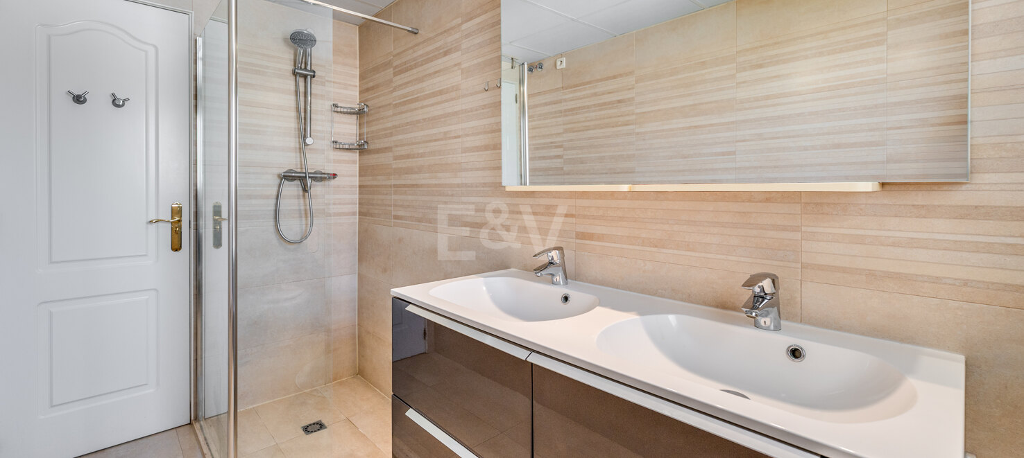 Beeindruckendes Penthouse mit 3 Schlafzimmern für Langzeitmiete in Medina Garden, Puerto Banús verfügbar.