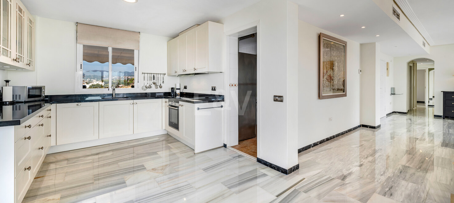 Beeindruckendes Penthouse mit 3 Schlafzimmern für Langzeitmiete in Medina Garden, Puerto Banús verfügbar.