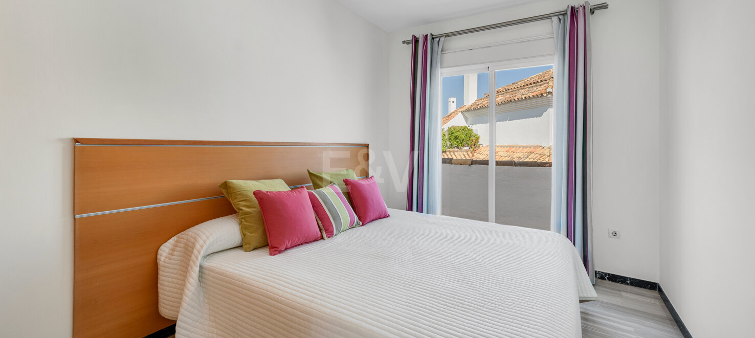 Beeindruckendes Penthouse mit 3 Schlafzimmern für Langzeitmiete in Medina Garden, Puerto Banús verfügbar.