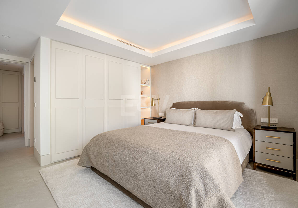 Elegancki Frontline Beach Penthouse na Golden Mile Marbelli z bezpośrednim dostępem do plaży